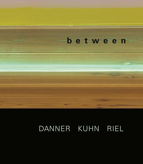 Cover-Bild between – Michael Danner | Sebastian Kuhn | Gert Riel